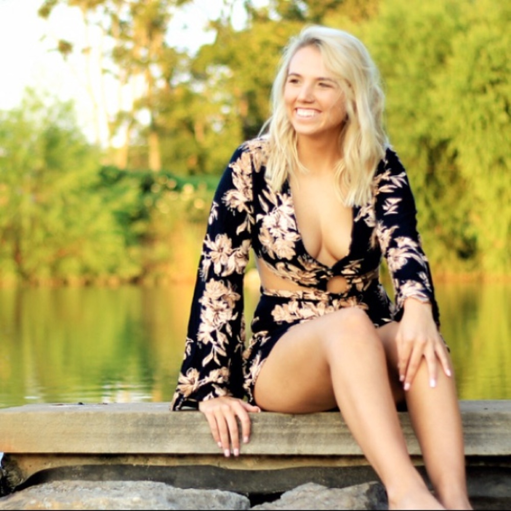 Floral Cut out Romper in Navy Blue - Picture 4 of 5